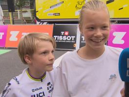 Marnix (8) en Stefanie (10) moedigen de rensters aan