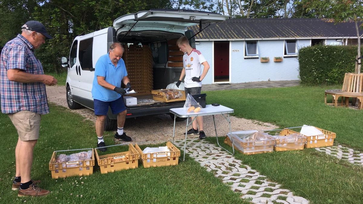 De 69-jarige Piet Boone brengt nog steeds elke ochtend brood langs bij minicampings