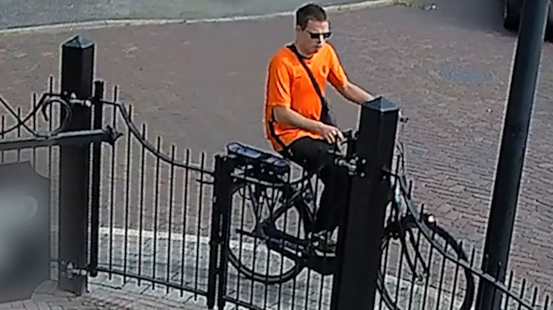 De politie zoekt deze fietsendief.