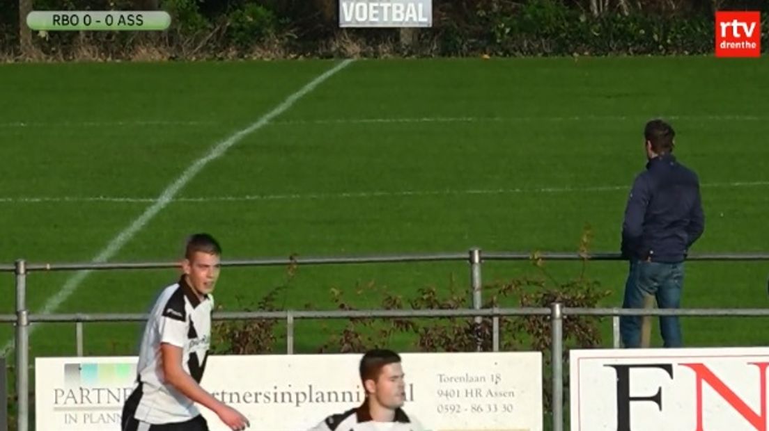 Het publiek was zeker niet de winnaar bij Rolder Boys - FC Assen. Deze supporter keerde zelfs zijn rug toe (Rechten: RTV Drenthe)