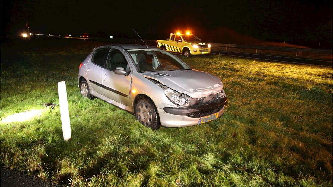 Auto glijdt van oprit N36 bij Aadorp en belandt tegen de vangrail