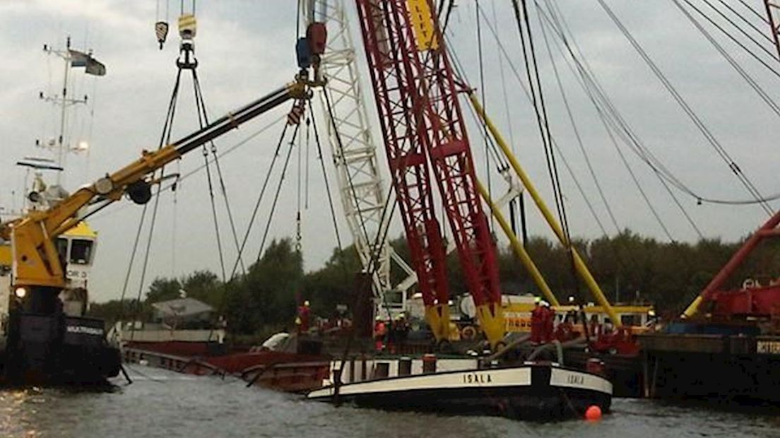 De berging van het schip is in volle gang