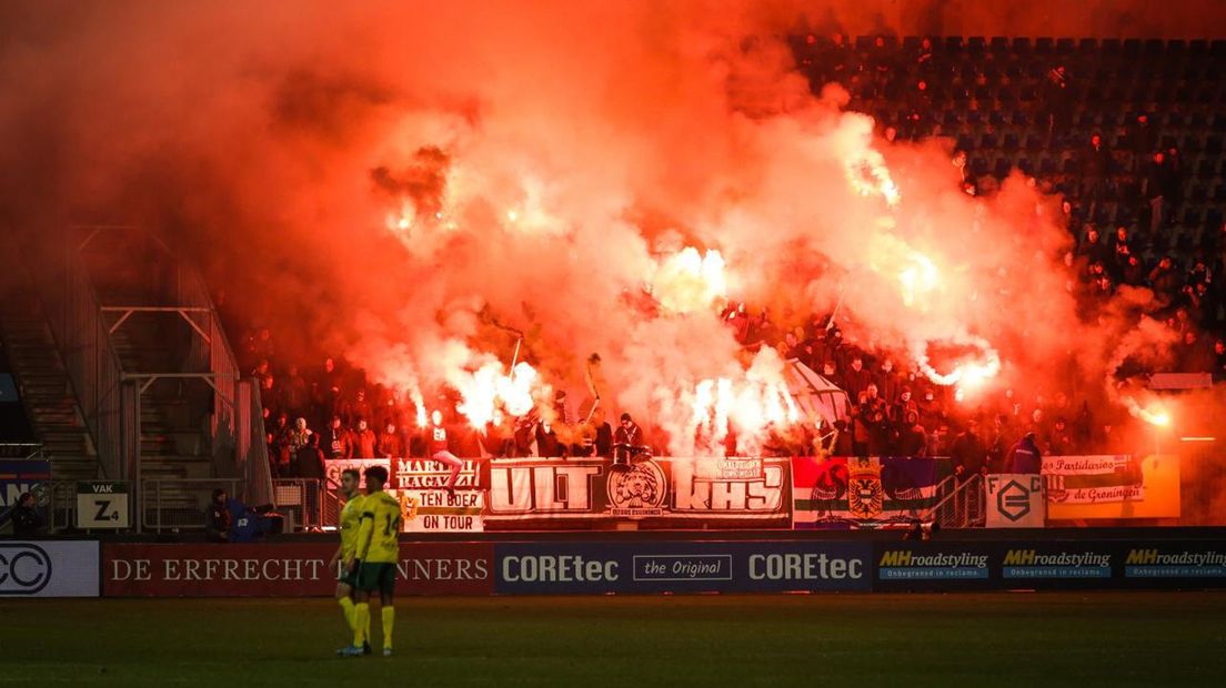 FC Groningen-supporters stekken fakkels af in de uitwedstrijd tegen Fortuna Sittard.