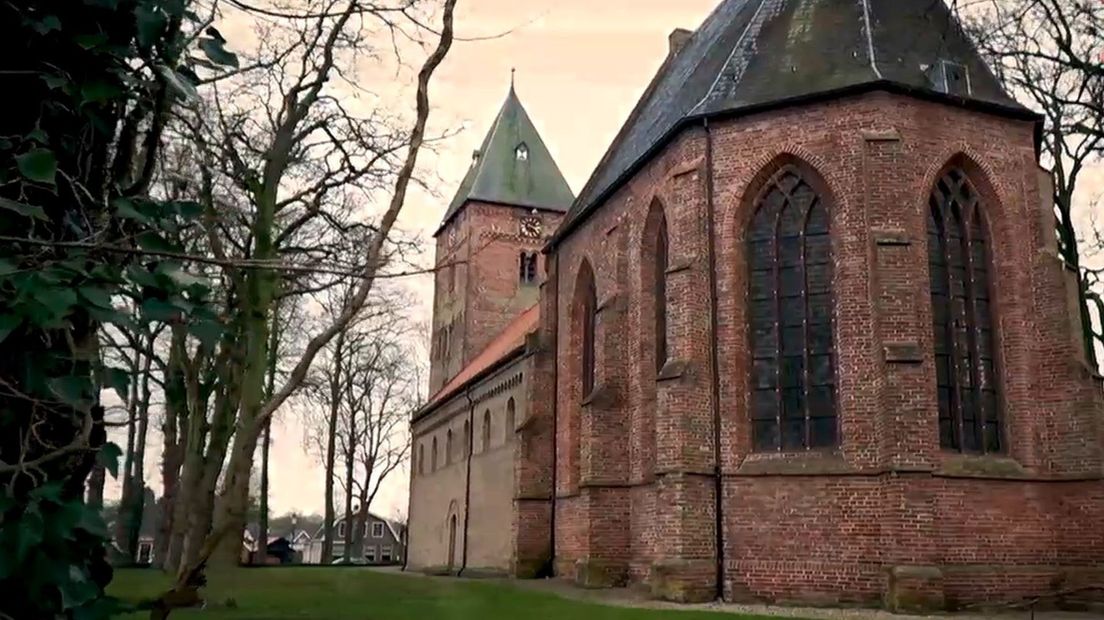 Archeoloog Pieter Den Hengst doet onderzoek naar de graven om erachter te komen wat er met de kinderen is gebeurd (Rechten: RTV Drenthe)