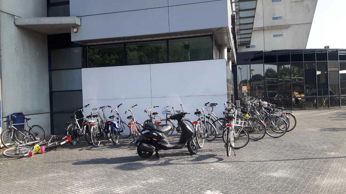 Ondanks een nieuwe fietsenstalling, constateert PLOP een chaos van fietsen rond het station Assen (Rechten: André Dik / PLOP)