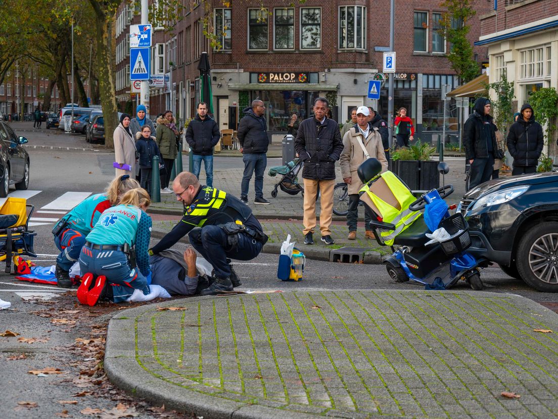 Aanrijding met een scootmobiel op de Mathenesserweg in Rotterdam.