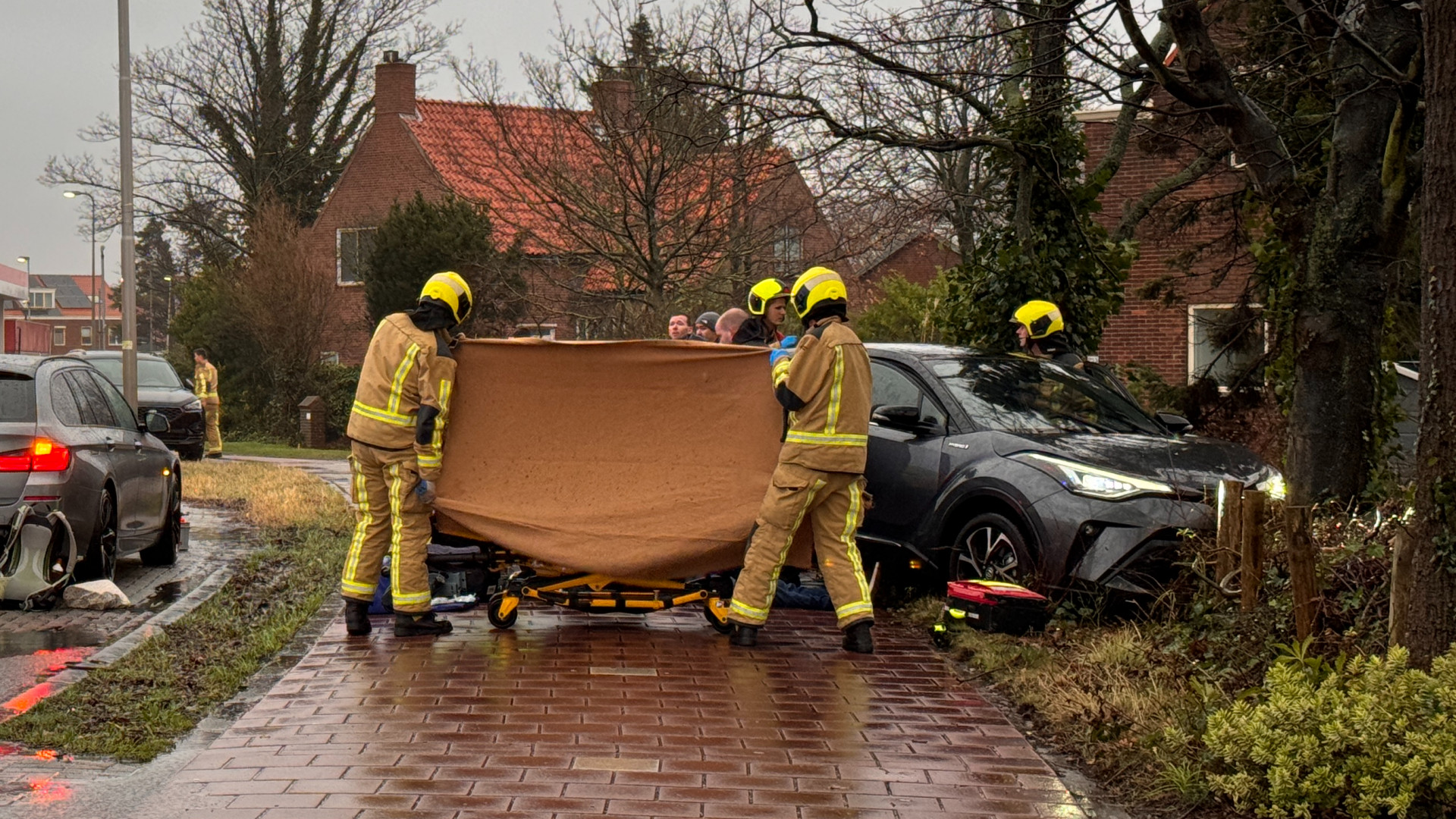 112-nieuws | Auto Vliegt Uit De Bocht En Botst Tegen Boom - Brand In ...