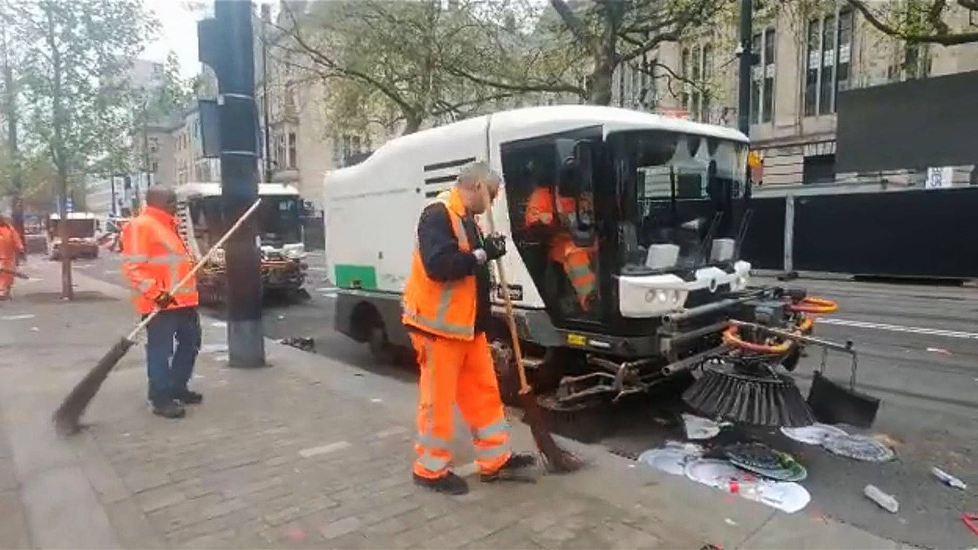 Rotterdamse Straten Na Kampioensfeest Weer Brandschoon Door 165 Mannen ...