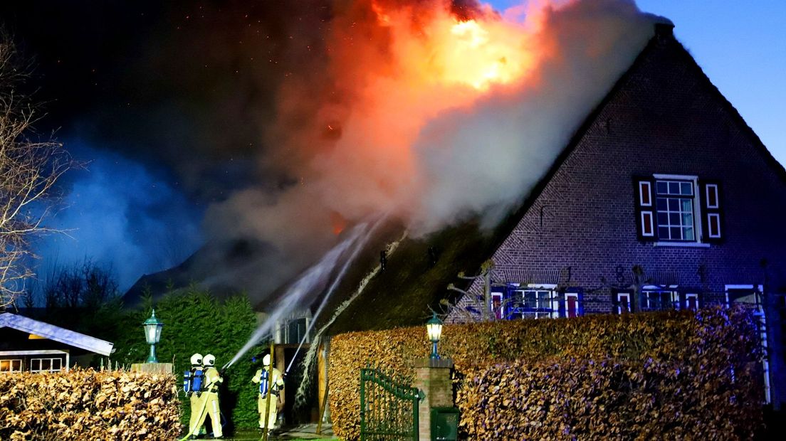 Brandweerlieden proberen het vuur met man en macht te bestrijden