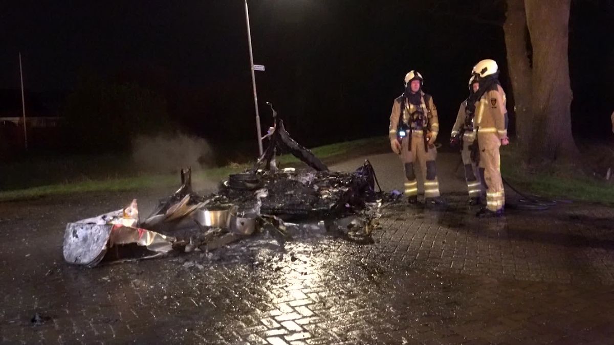 Caravan brandt volledig uit op kruispunt in Smilde