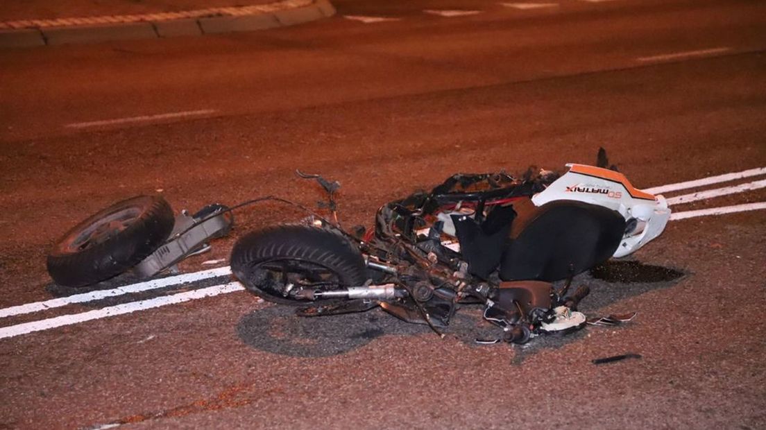 De auto sleurde de scooter mee tot aan de Tolhuisstraat.