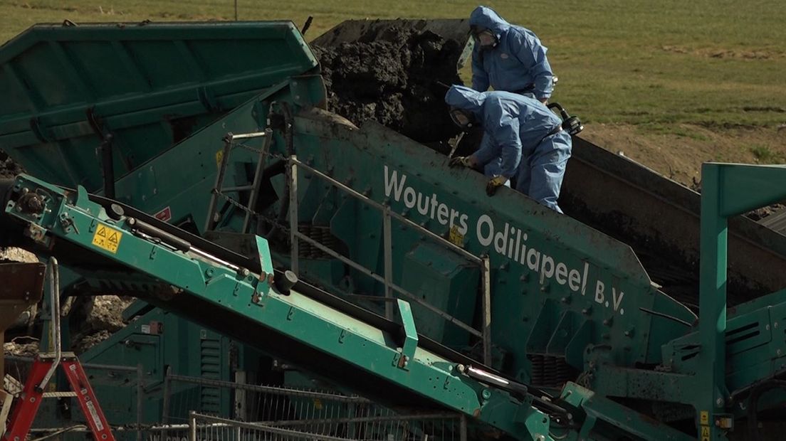 Tonnen met mogelijk asbesthoudend puin worden op het terrein van voormalig varkensbedrijf De Knorhof in Erichem verwerkt. Bij de brand van vorig jaar zomer kwamen 20.000 varkens om, maar ook kwam er een grote hoeveelheid asbest vrij.