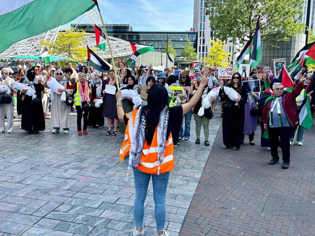 Honderd betogers bij Markthal voor demonstratie tegen oorlog in Gaza