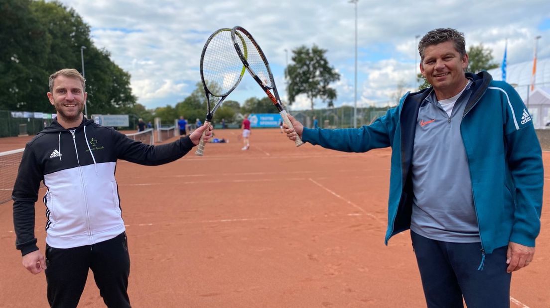 Jeremy Pfundt met voorzitter Douwe Deinum van de tennisclub in Zuidlaren (Rechten: Janet Oortwijn/RTV Drenthe)