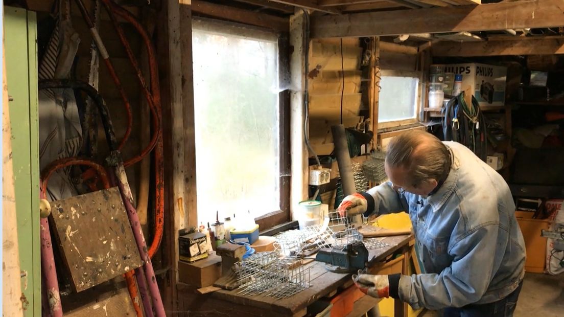 Barteld Bruinenberg maakt metalen kooitjes om nestkastjes te beschermen (Rechten: RTV Drenthe)