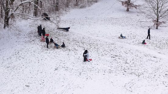 Winterpret in Limburg: jong en oud amuseert zich in de sneeuw Nieuws