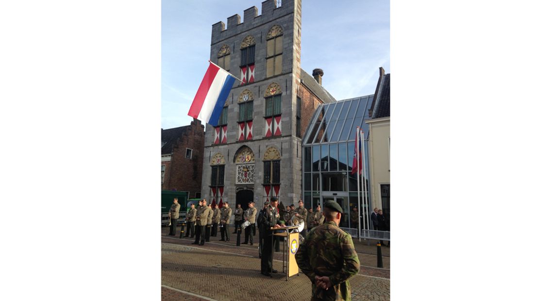 Burgemeester Wim Groeneweg heet de militairen welkom.