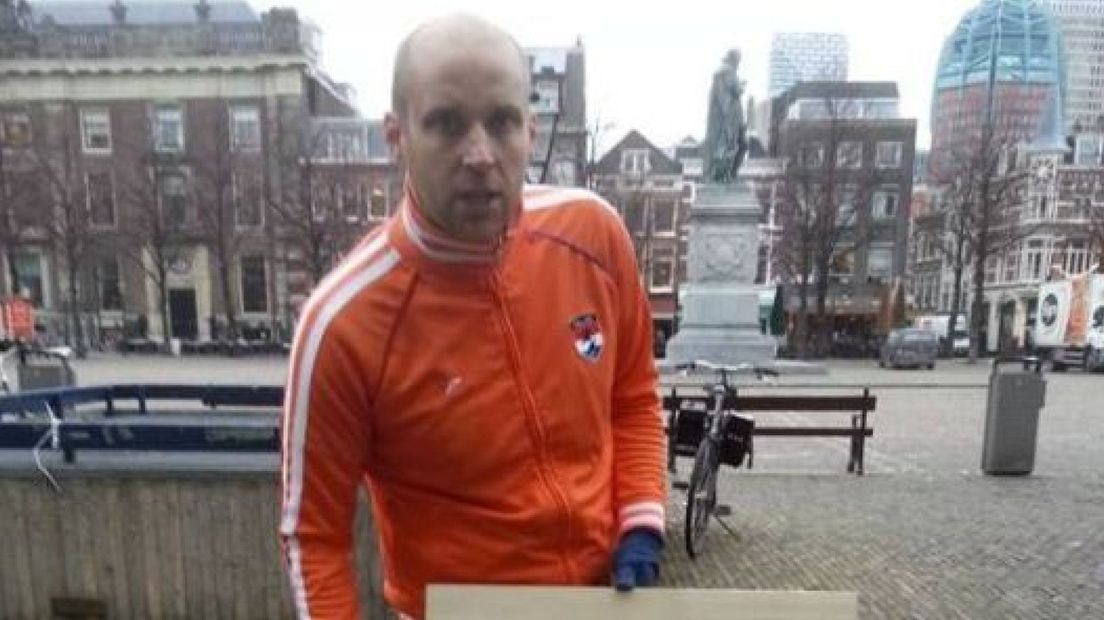 De partij van waxinelichthoudergooier Erwin Lensink
doet niet mee aan de verkiezingen voor Provinciale Staten in maart.