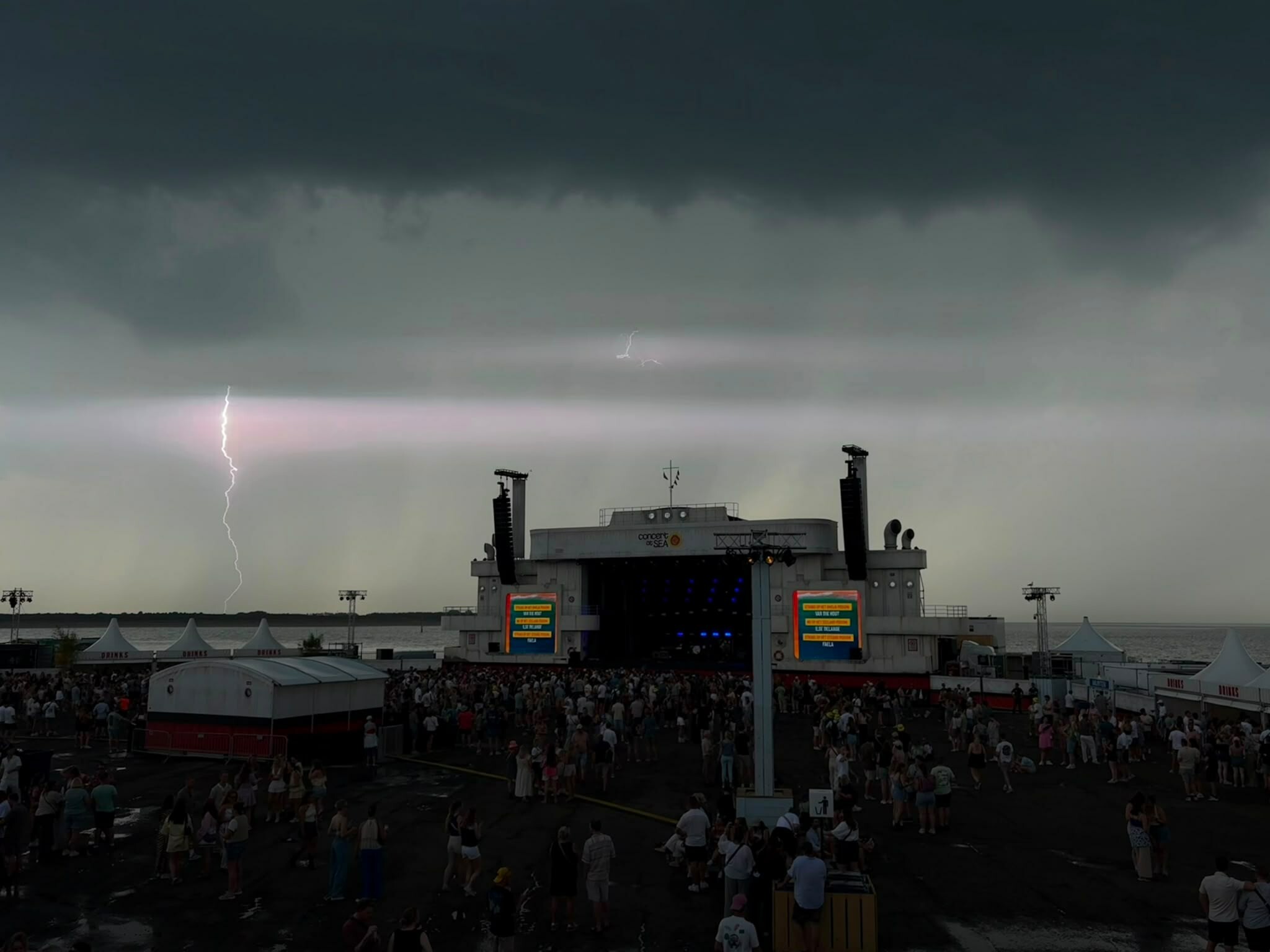 Onweer scheert langs Concert At SEA • Van hitte naar hagelbuien