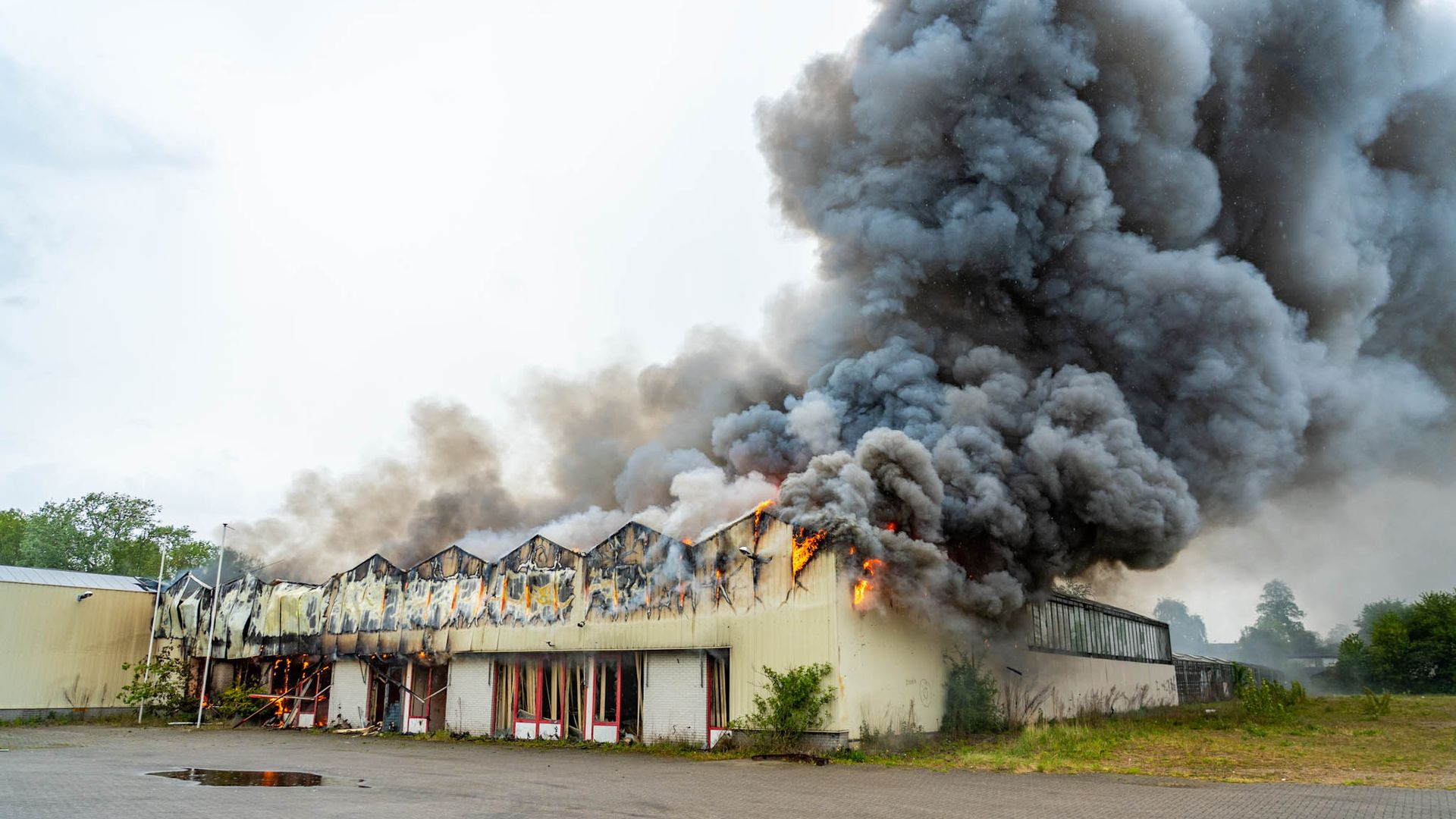 Brand bij kassencomplex • motorrijder gewond