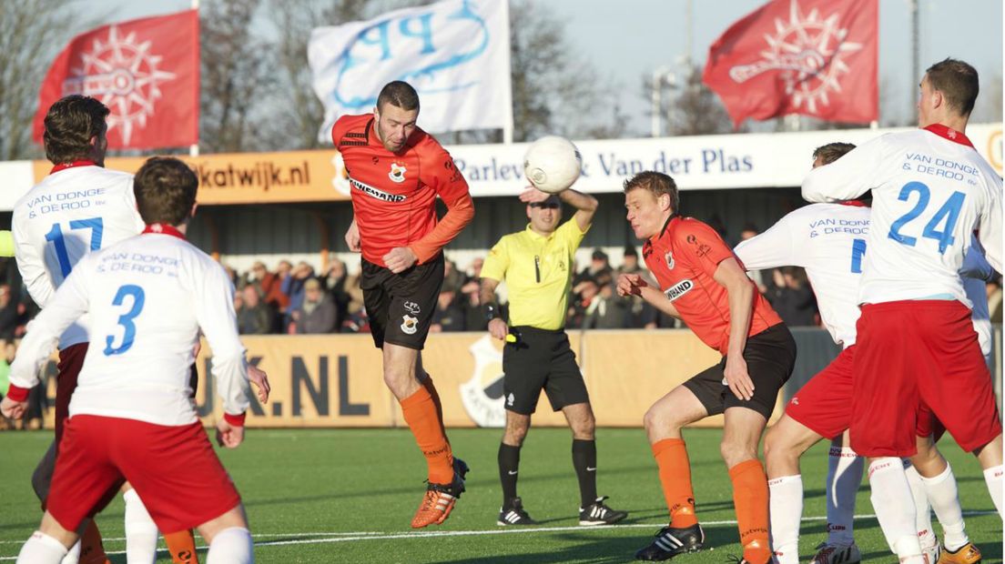 Katwijk-verdediger Kay Blokland kopt in de thuiswedstrijd tegen Barendrecht.