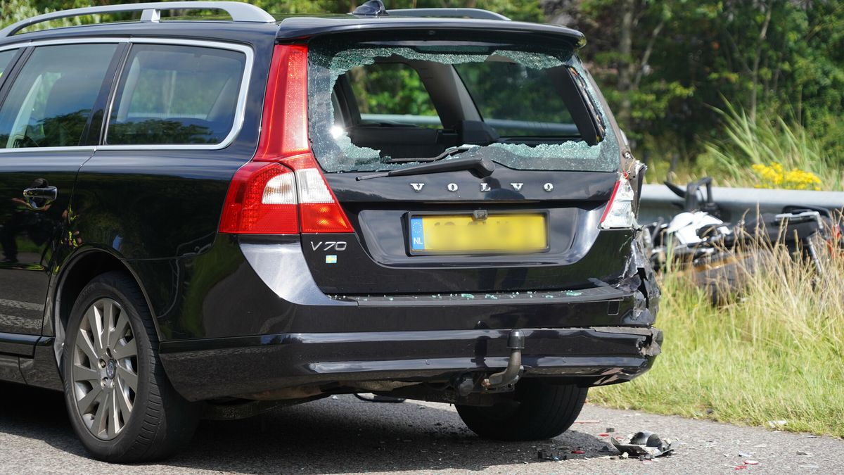 Motorrijder botst op auto bij Peize en raakt gewond
