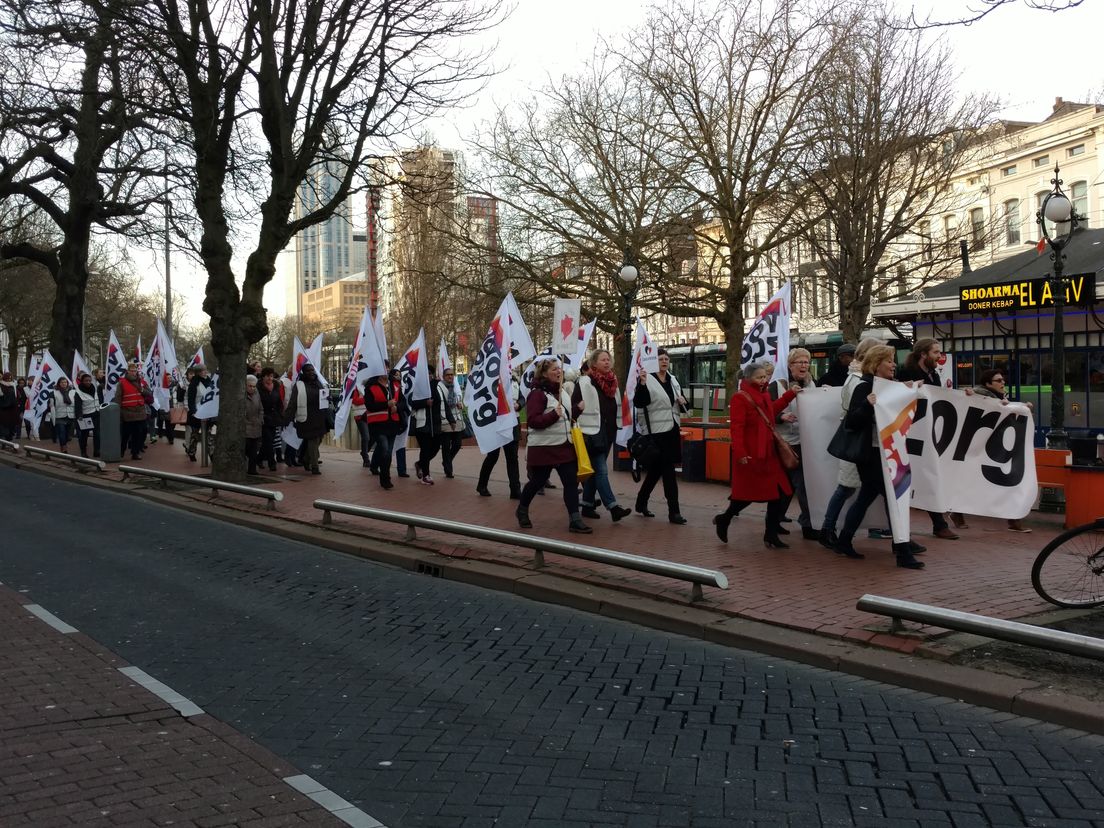 De demonstratie liep van het Centraal Station naar Laurens aan de Nieuwe Binnenweg