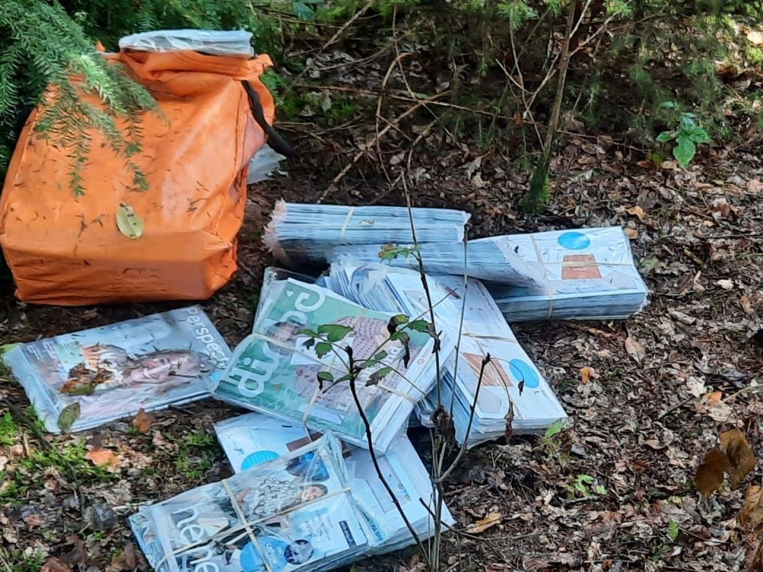 Fotograaf Waldie Rutten vond zes postzakken in het bos.