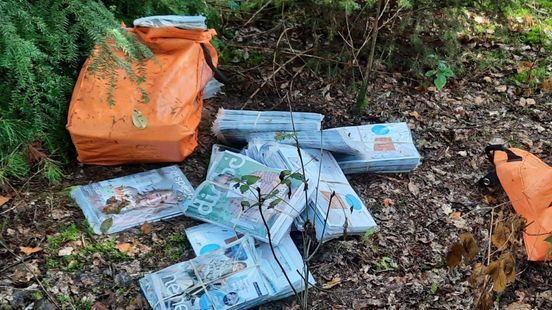 Enorme berg post gedumpt in bos: Waldie ziet ineens eigen adres