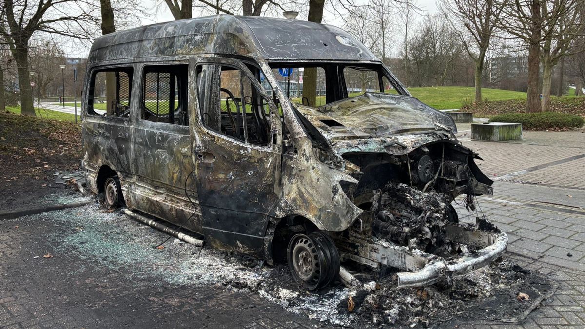 Taxibus voor ouderen afgebrand: 'Jongeren verzieken het voor anderen'