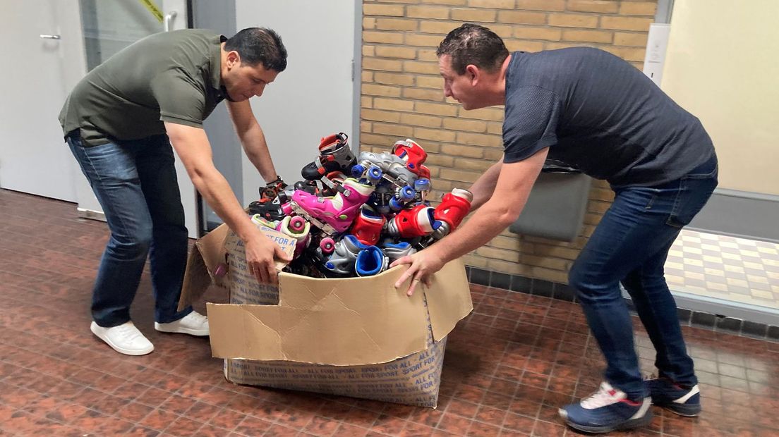 Fouad Mansouri en Jack Davids brengen de rolschaatsen naar de auto.