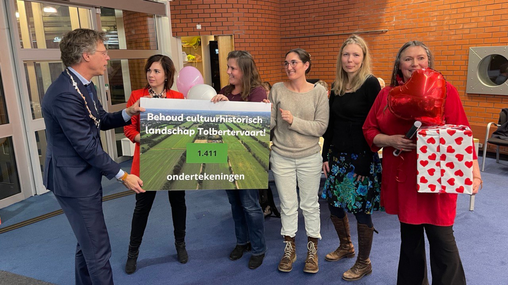 Inwoners Bestoken Gemeenteraad Van Westerkwartier Met Petities - RTV Noord