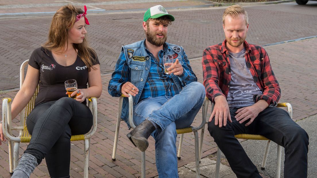 Het was één groot muzikaal spektakel in café Eskes in Vorden. De zes bands die aan de TV-serie Deurdonderen meedoen laten zich nog een keer van hun beste kant zien. De cd-presentatie van de Deurdonderen-verzamelaar is vooral grandioos genieten van muzikanten onder elkaar. Alle bands stipt op tijd in de kroeg en allemaal met een overtuigende vertolking van hun dialect-song.