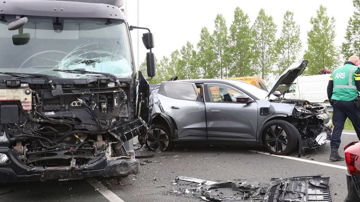 Gewonde en ravage op A2 na harde botsing