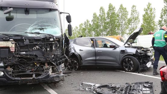 Gewonde en ravage op A2 na harde botsing