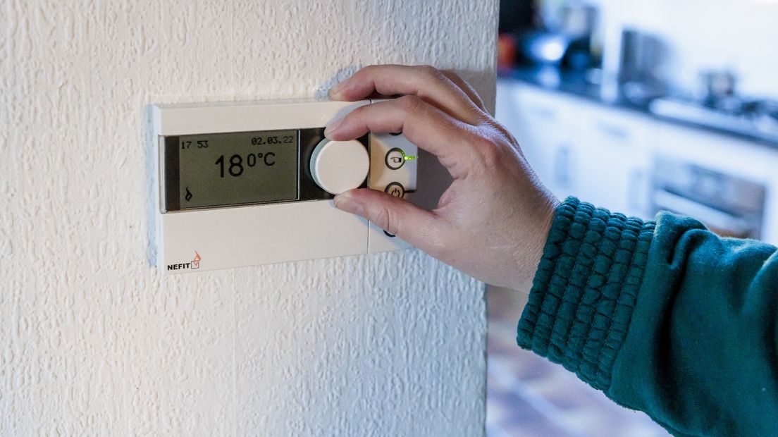 Een thermostaat in de woonkamer om de verwarming hoger en lager mee te zetten