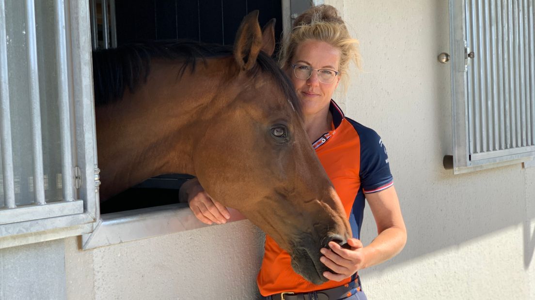 Marcelle de Kam is op haar resort in Domburg dagelijks met paarden bezig