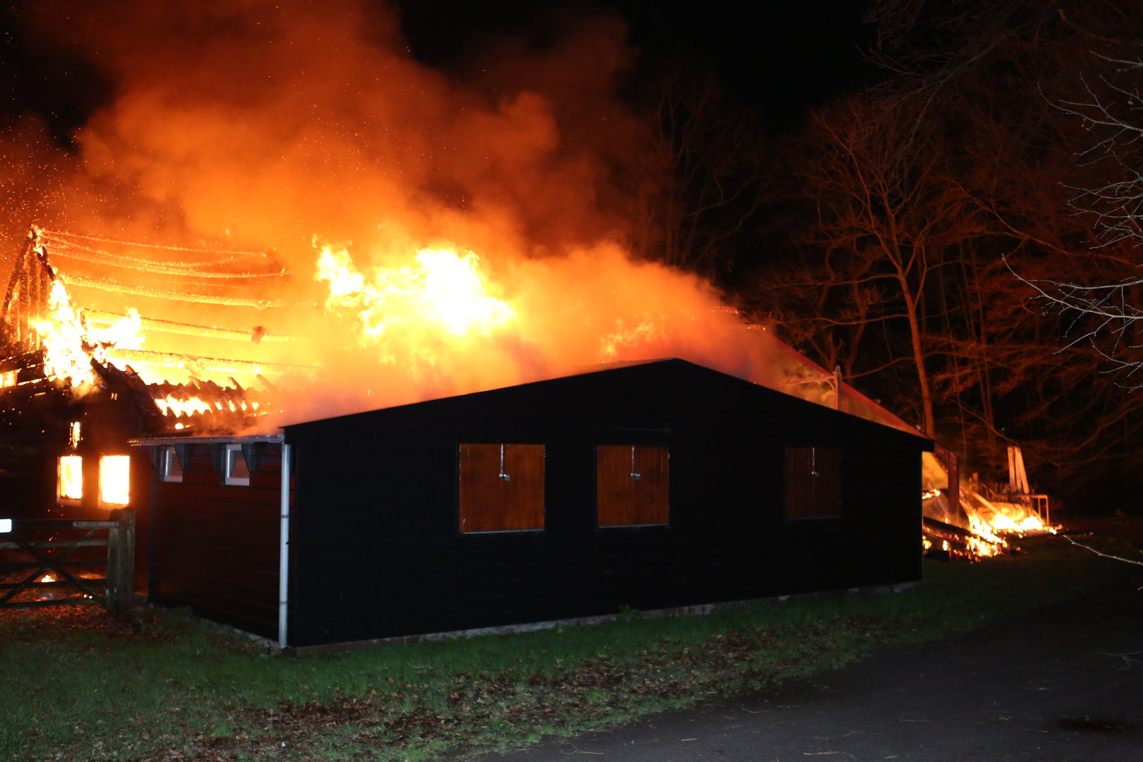 Bij de brand is asbest vrijgekomen.