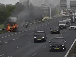 De bestelbus vloog in brand op de A29.