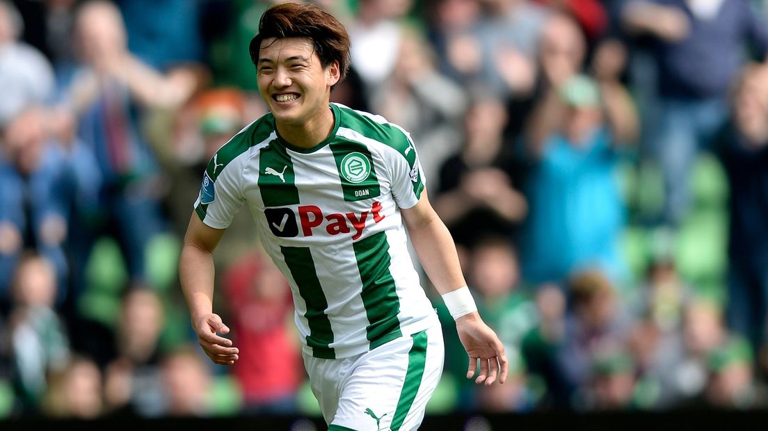 Ritsu Doan loopt juichend weg na een doelpunt.
