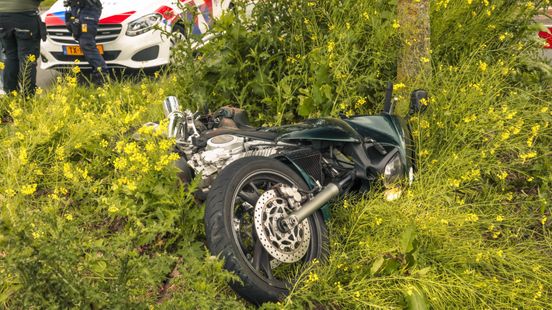 112 Nieuws zaterdag 10 mei: Automobilist gewond bij aanrijding Hellendoorn | Grote brand in zorghuis Hengelo. 112 Nieuws zaterdag 10 mei: Automobilist gewond bij aanrijding Hellendoorn | Grote brand in zorghuis Hengelo.