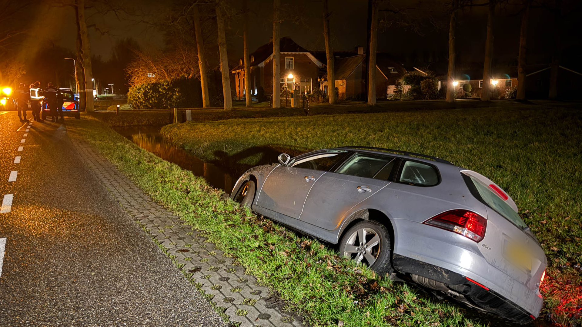 Auto belandt in sloot in Leusden, bestuurder verdwenen