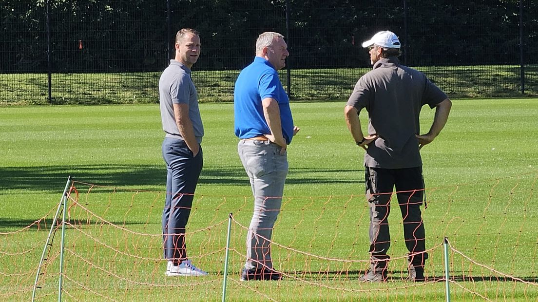 Jordy Zuidam en Ron Jans op het trainingsveld van FC Utrecht