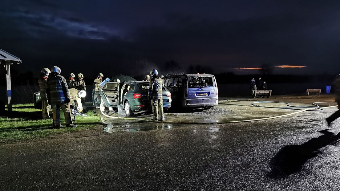 Beide voertuigen brandden uit.