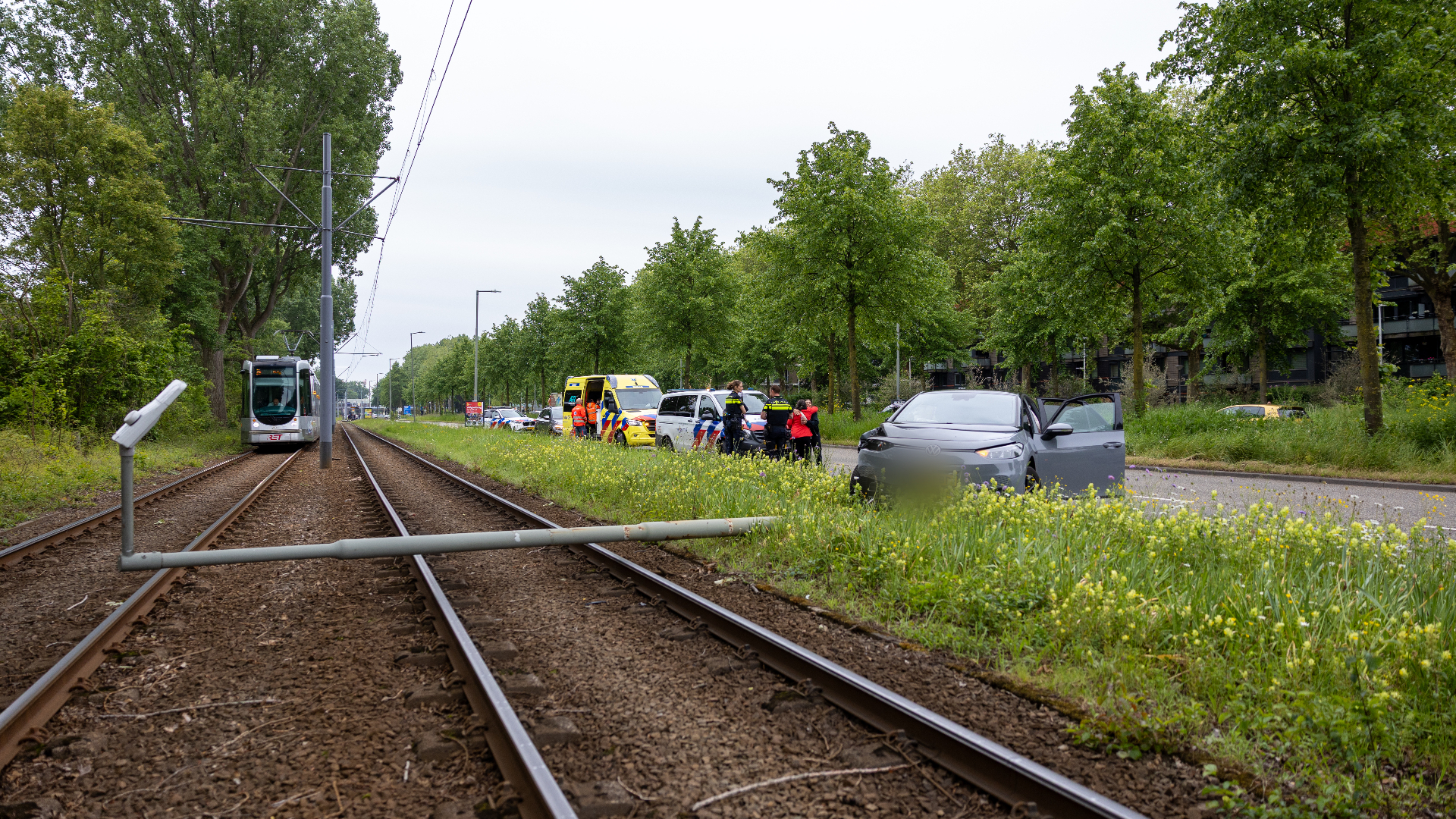 De lantaarnpaal kwam dwars over het tramspoor terecht.