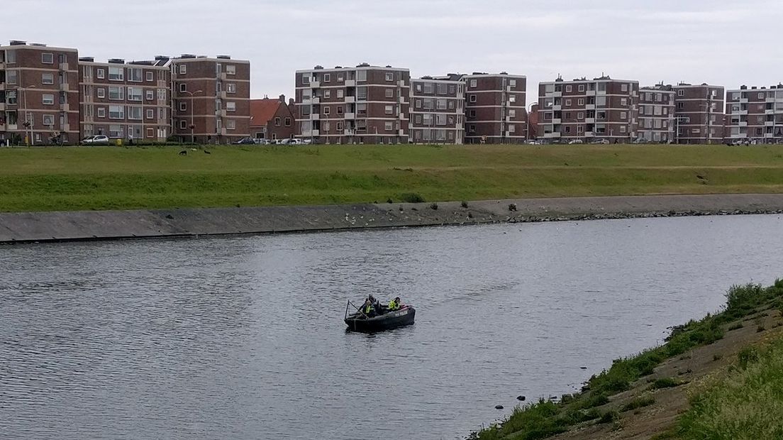 Politie zoekt met een boot 