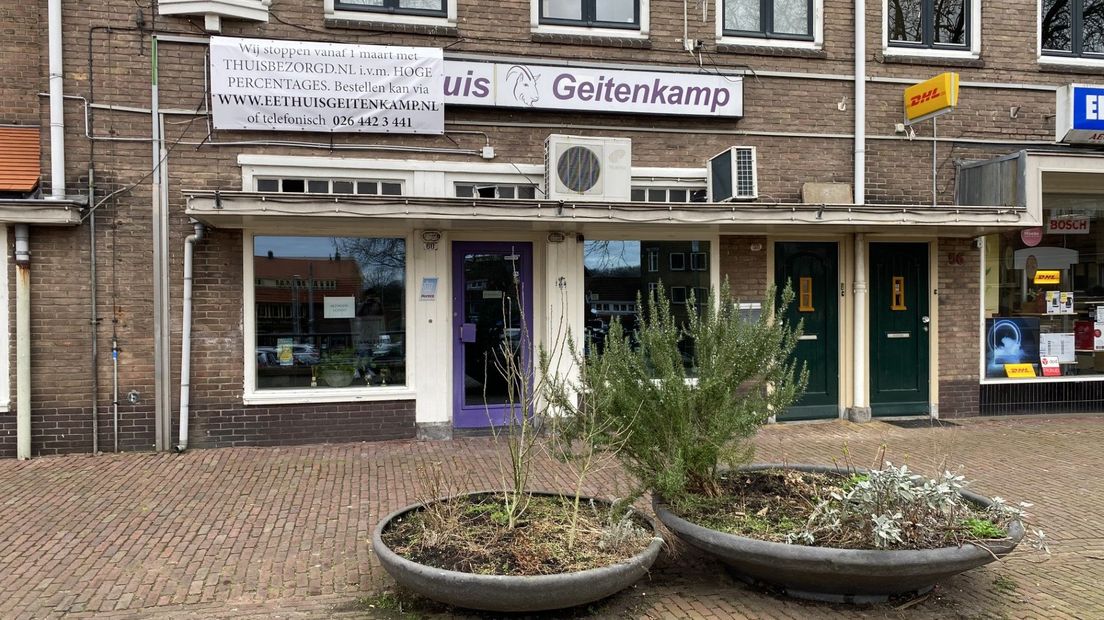 Eethuis Geitenkamp laat via een spandoek weten te stoppen met Thuisbezorgd.