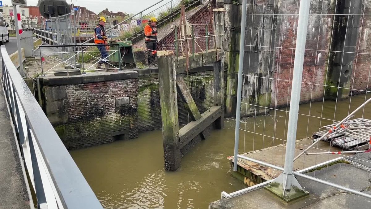 Sluisdeuren historische Hunsingosluis in Zoutkamp naar Harlingen voor restauratie