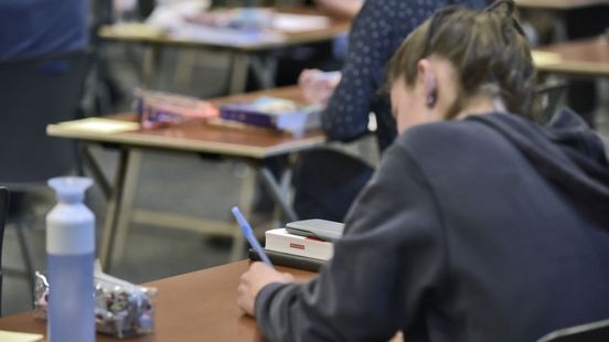 Foto: De vlag kan (nog) niet uit bij leerlingen van één school in Harderwijk en dat is niet hun eigen schuld
