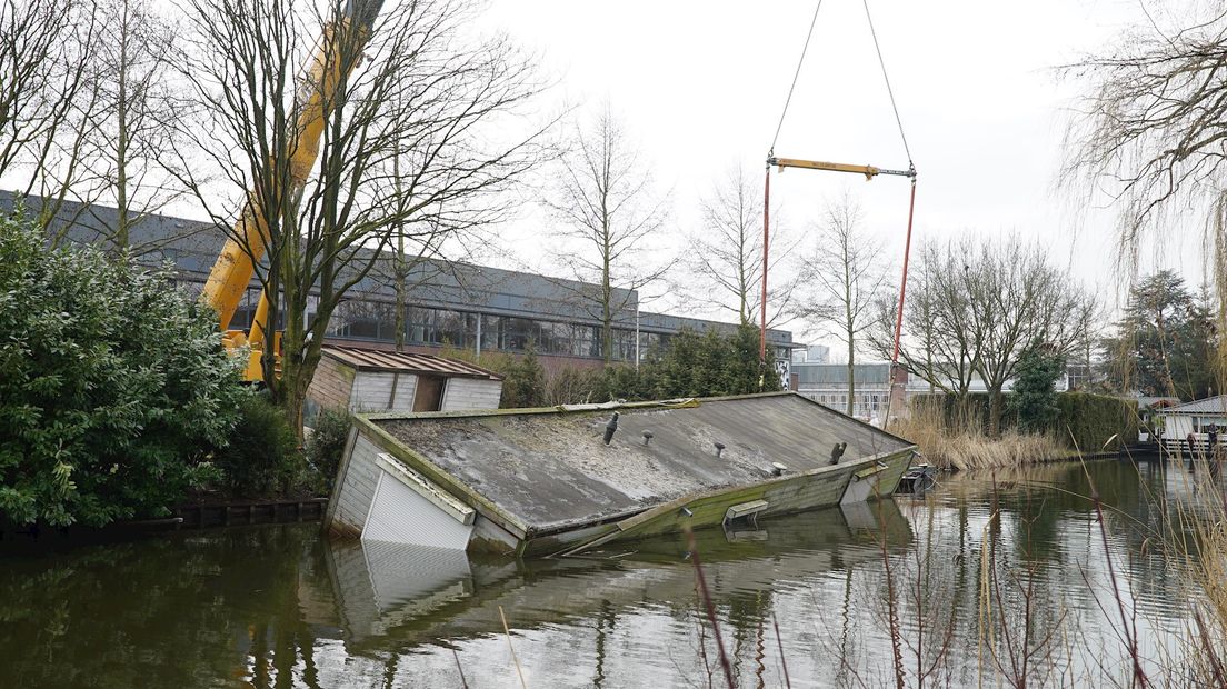 Poging om gezonken woonboot in Deventer boven water te halen is mislukt